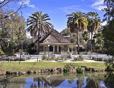 House On Lake Download Jigsaw Puzzle