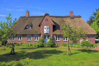 Thatch-Roofed Brick Cottage Download Jigsaw Puzzle